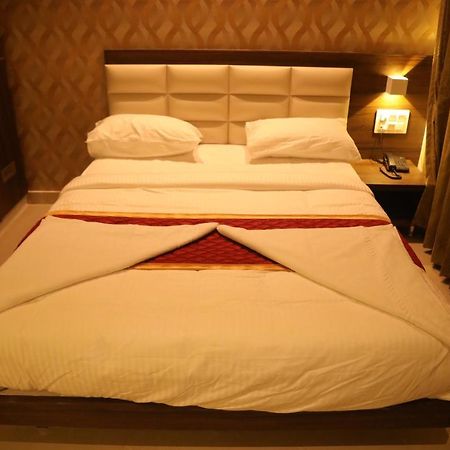 Royal Indraprastha The Hotel Бангалор Экстерьер фото